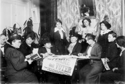 Réunion du Comité pour le vote des femmes sous la présidence de madame Maria Vérone, avocate et féministe (assise, à droite, tête nue). Paris, 1914