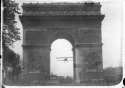 Godefroy pique pour prendre de la vitesse et réussit avec cet appareil d’une envergure de presque 9 mètres à passer sous l’Arc de triomphe,