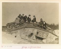 Groupe de femme sur un tank allemand
