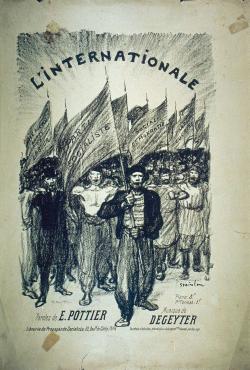 foule dense et liée en marche vers un avenir, situé en avant d’elle et hors cadre