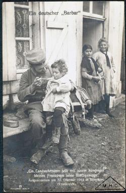 soldat qui partage sa ration alimentaire avec des enfants issus de familles françaises.