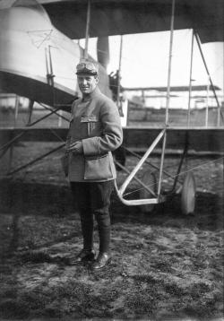 soldat aviateur près de son avion