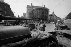 Emil Gallo, poitrine nue, défie les chars soviétiques à Bratislava