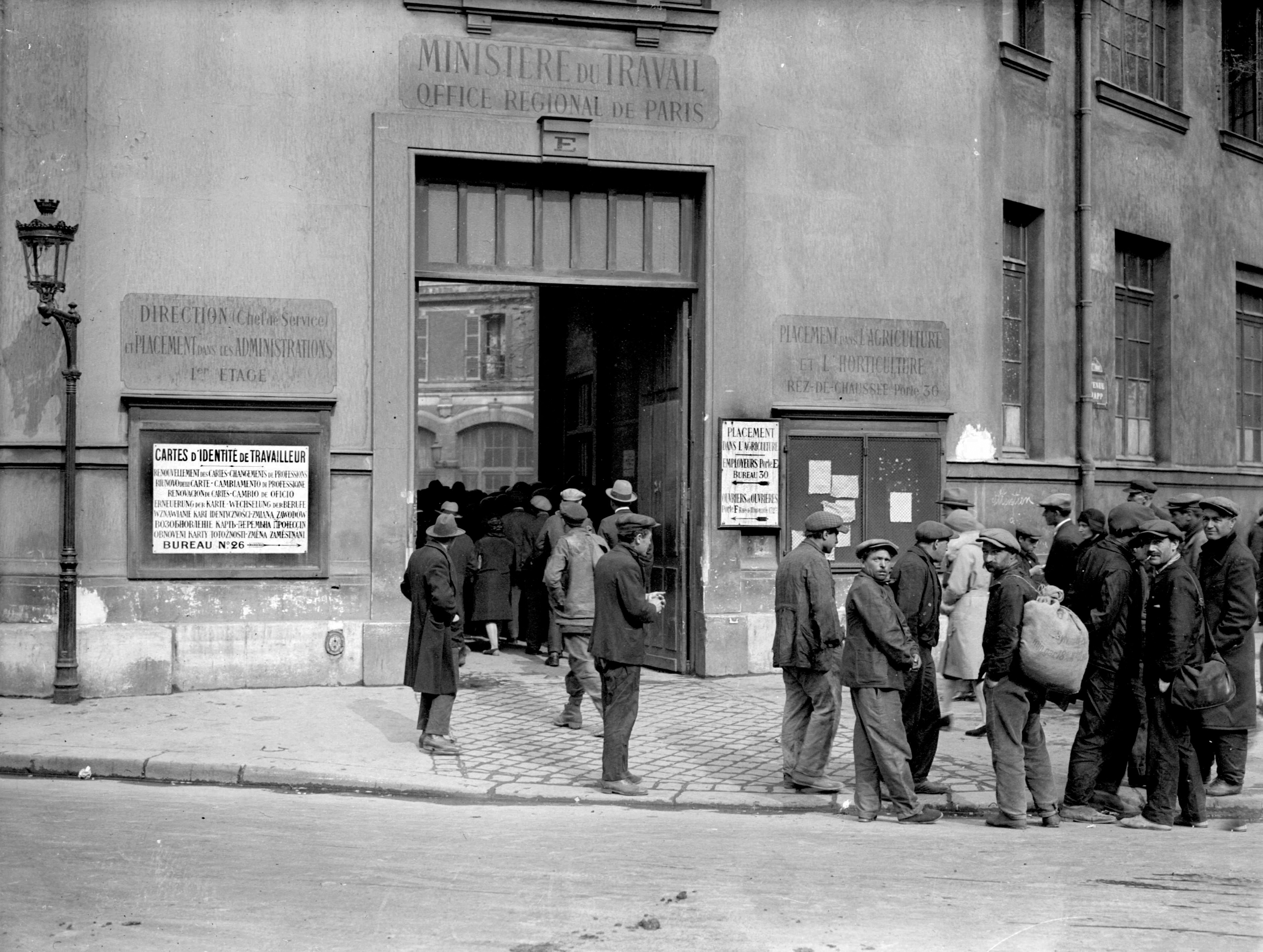 Travailleurs immigrés devant le ministère du Travail. Paris, 1938