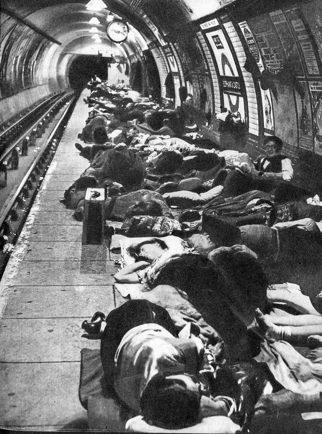 Les Citoyens de Londres dormant dans une station de métro durant les bombardements allemands en septembre 1940