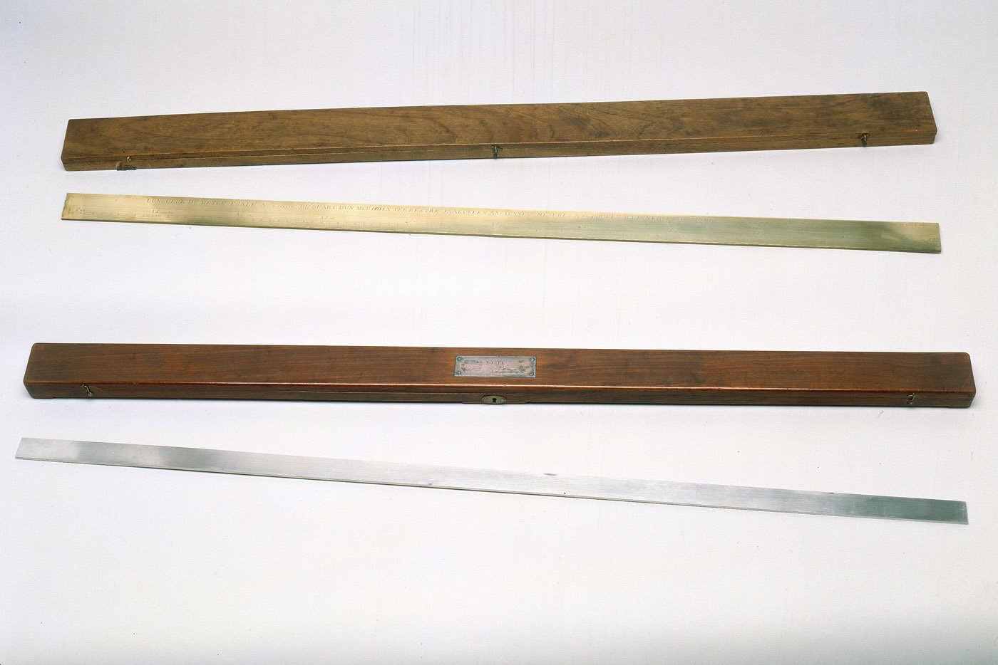 Etalon du mètre en platine fabriqué par Lenoir en 1799 et autre étalon ancien, avec leurs étuis en bois.