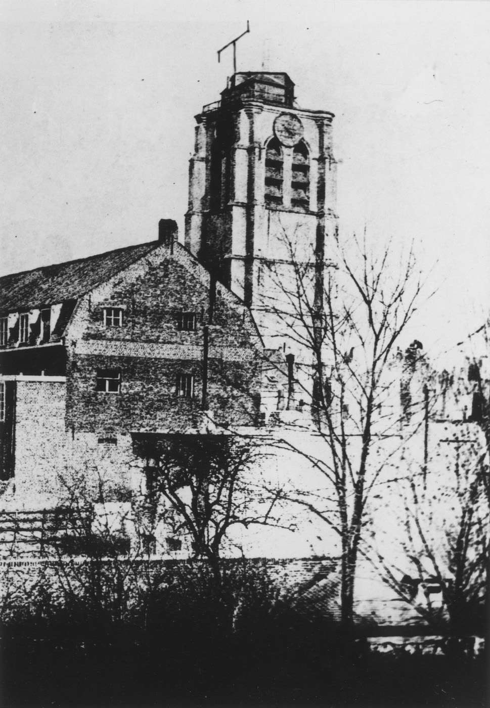 Photographie du clocher de l'église Saint-Catherine de Lille surmonté d'un télégraphe.