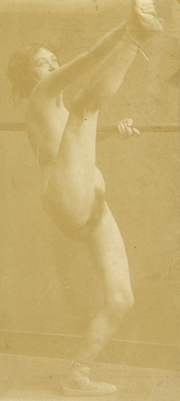 Femme nue debout de profil, jambe droite levée