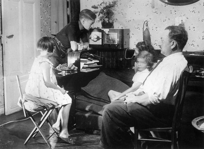 Une Famille écoutant la radio en 1938