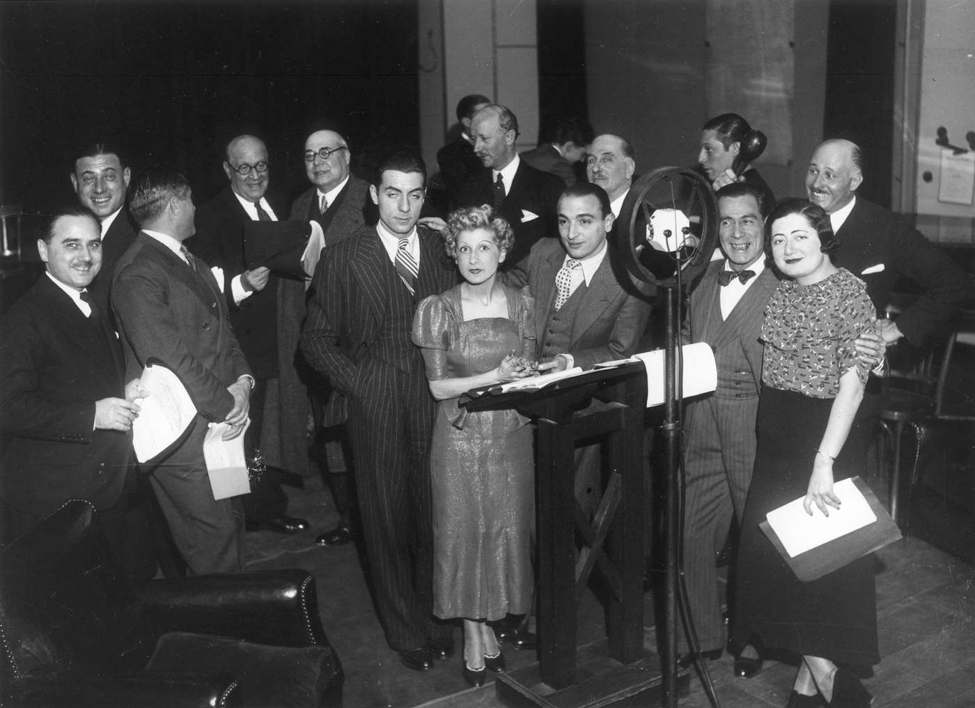 L'équipe de Benjamin dans un studio avec Mireille, au pupitre, et Jean Nohain, tout à gauche.