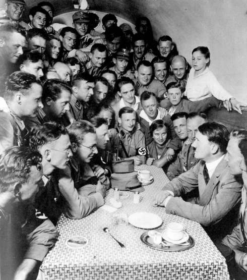 Adolf Hitler et des S.A. à la Maison brune de Munich.