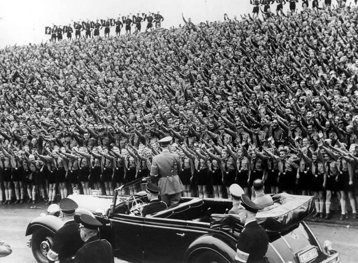 Adolf Hitler salué par des jeunesses hitlériennes au Congrès du parti nazi à Nuremberg.