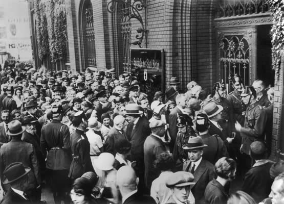 Une foule devant une caisse d'épargne. Allemagne, 1932.