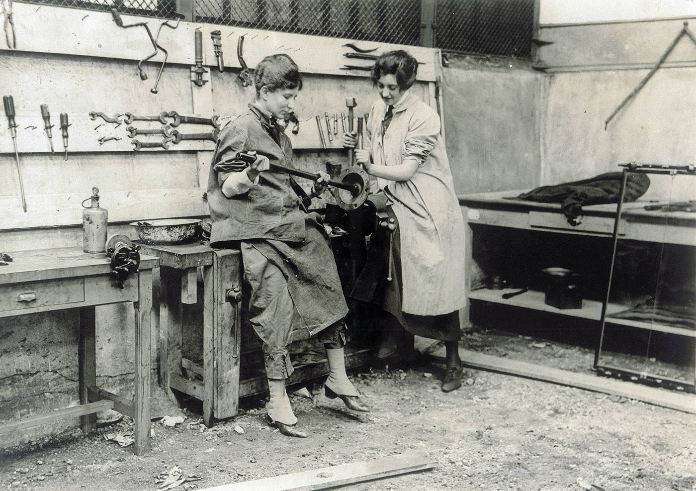 Miss Hughes et Miss Wilde au garage du Comité à Vic-sur-Aisne.