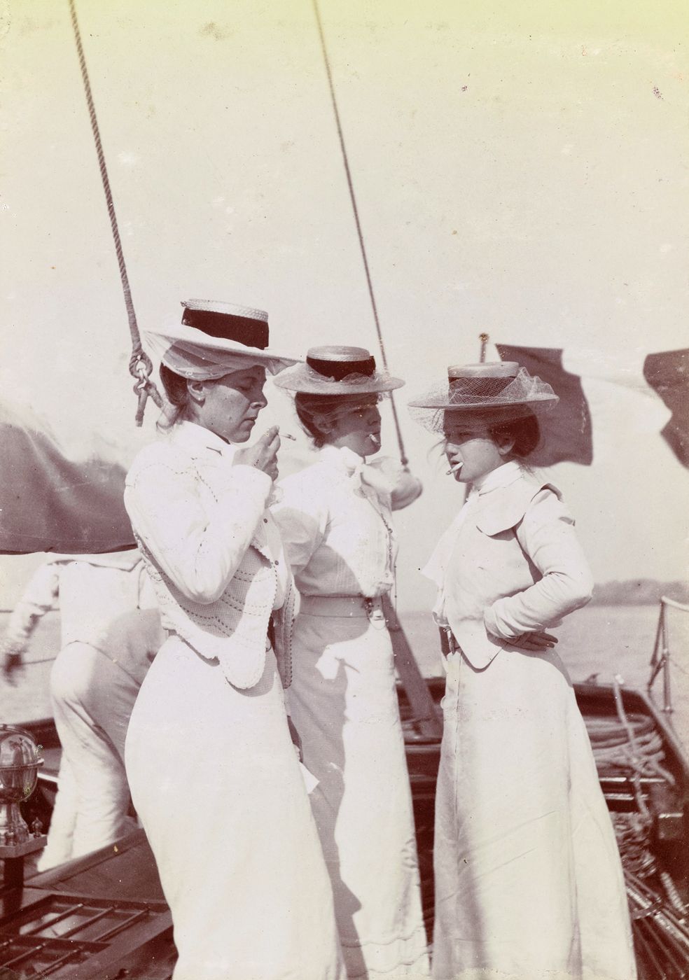Îles Chausey. Trois femmes fumant sur le pont du bateau