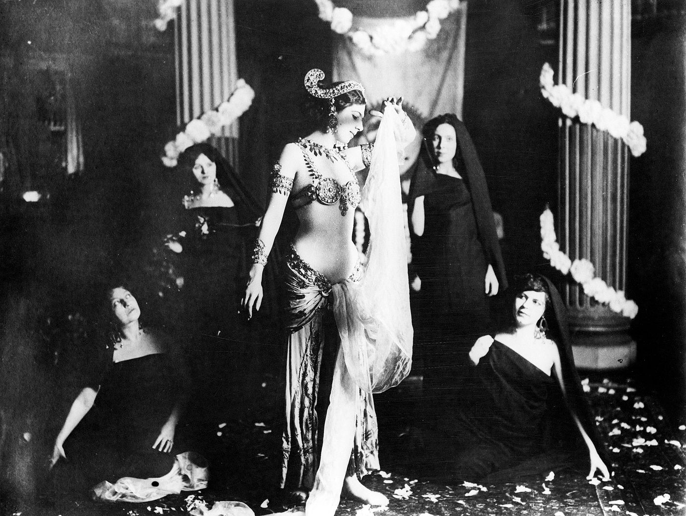 Mata Hari exécutant des danses brahmaniques.