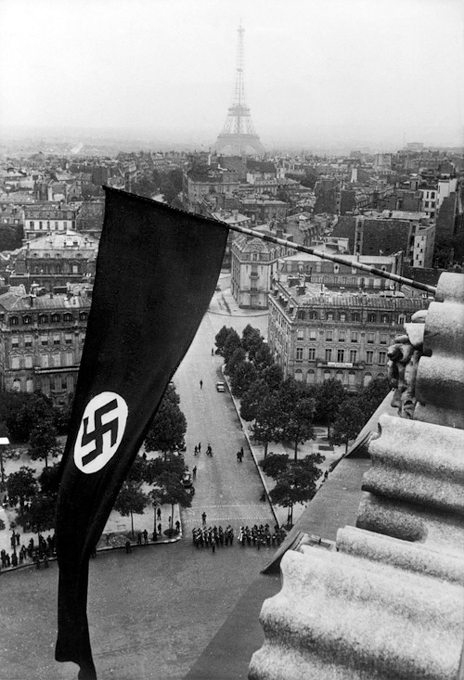 C9M : pourquoi la croix celtique qui a flotté à Paris est un symbole nazi -  Rapports de Force