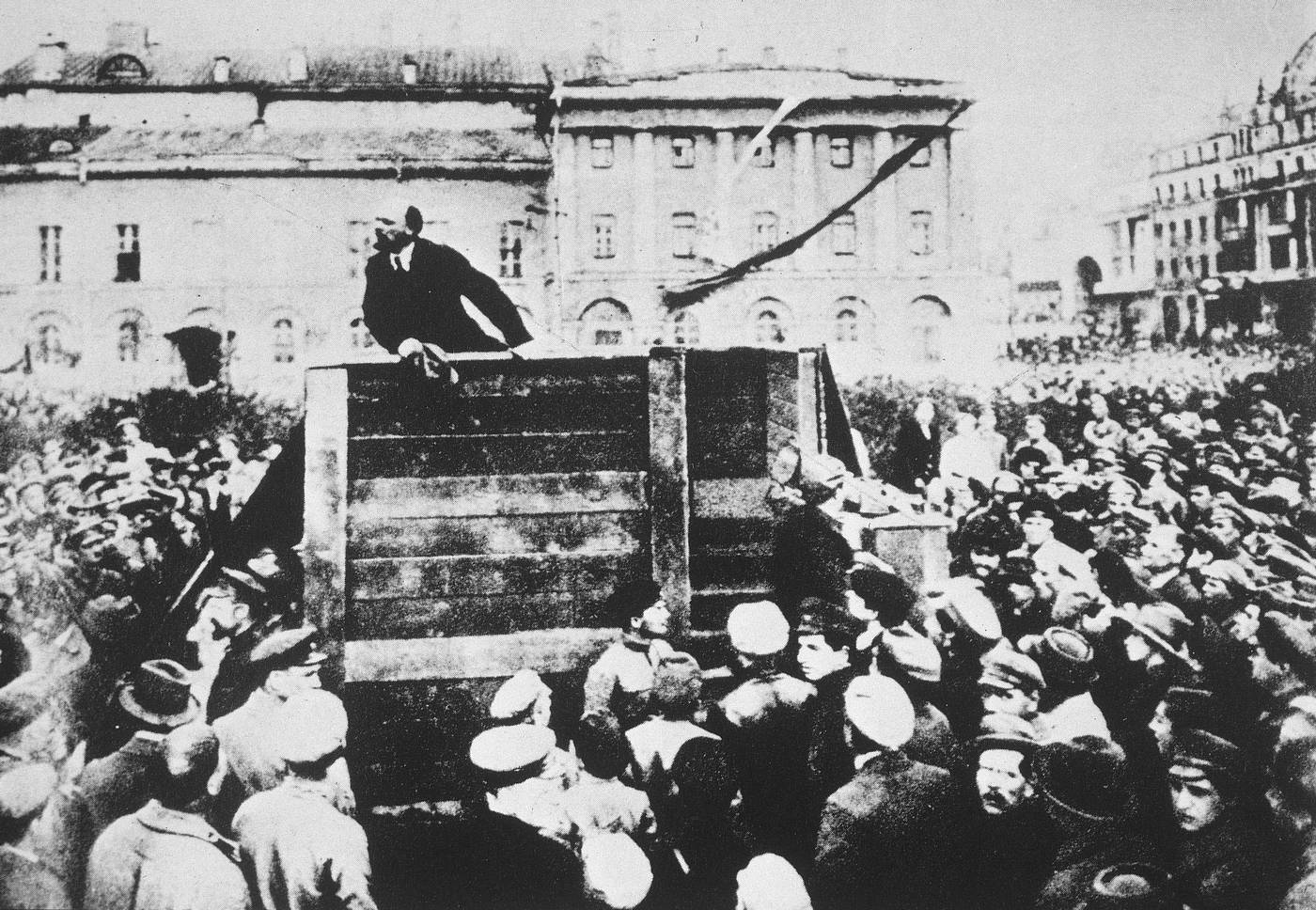 Lénine s'adressant à des soldats, photographie retouchée.