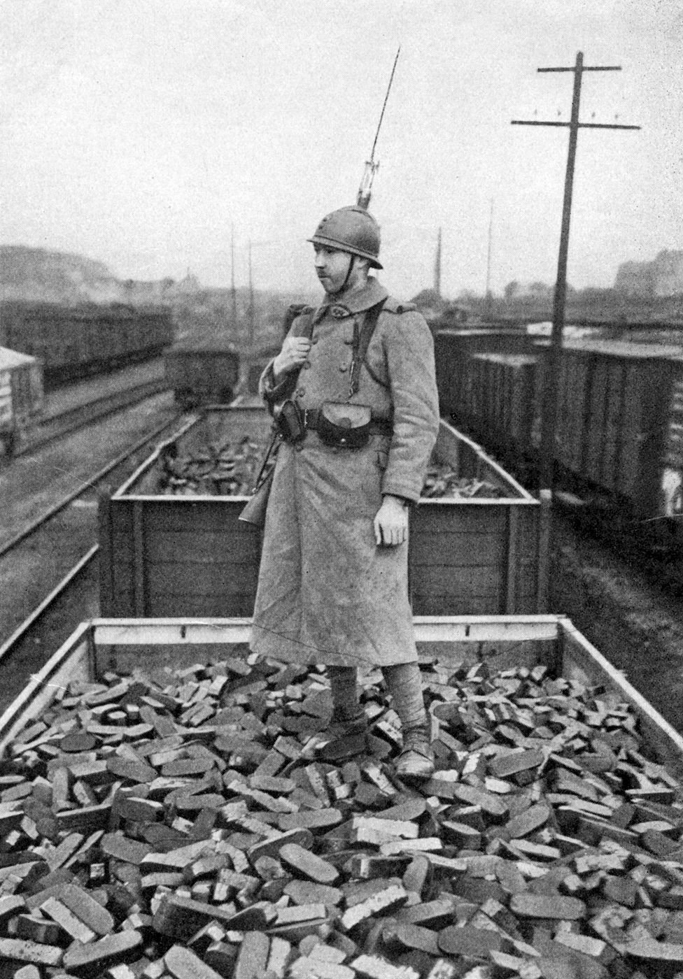 Un soldat français sur un train de charbon réquisitionné.
