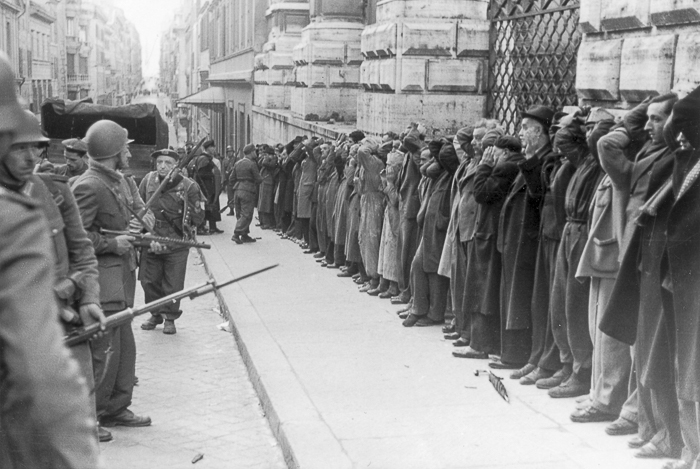 1940 Soldats allemands et policiers français effectuent une rafle dans une ville française