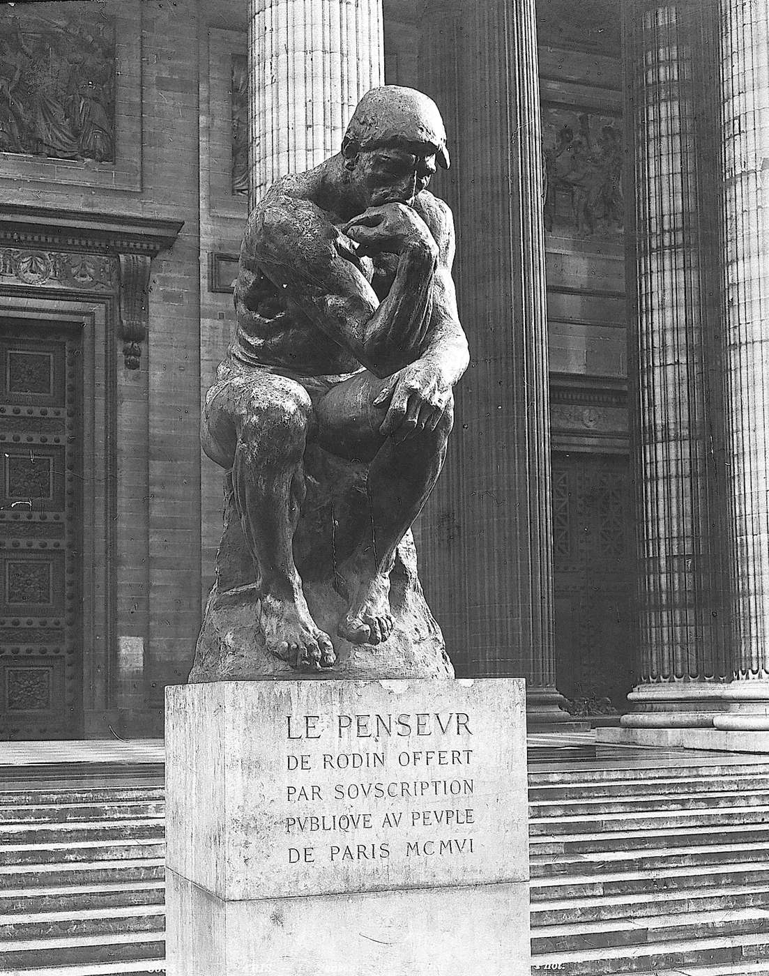 Le Penseur devant le Panthéon. (photographie anonyme)