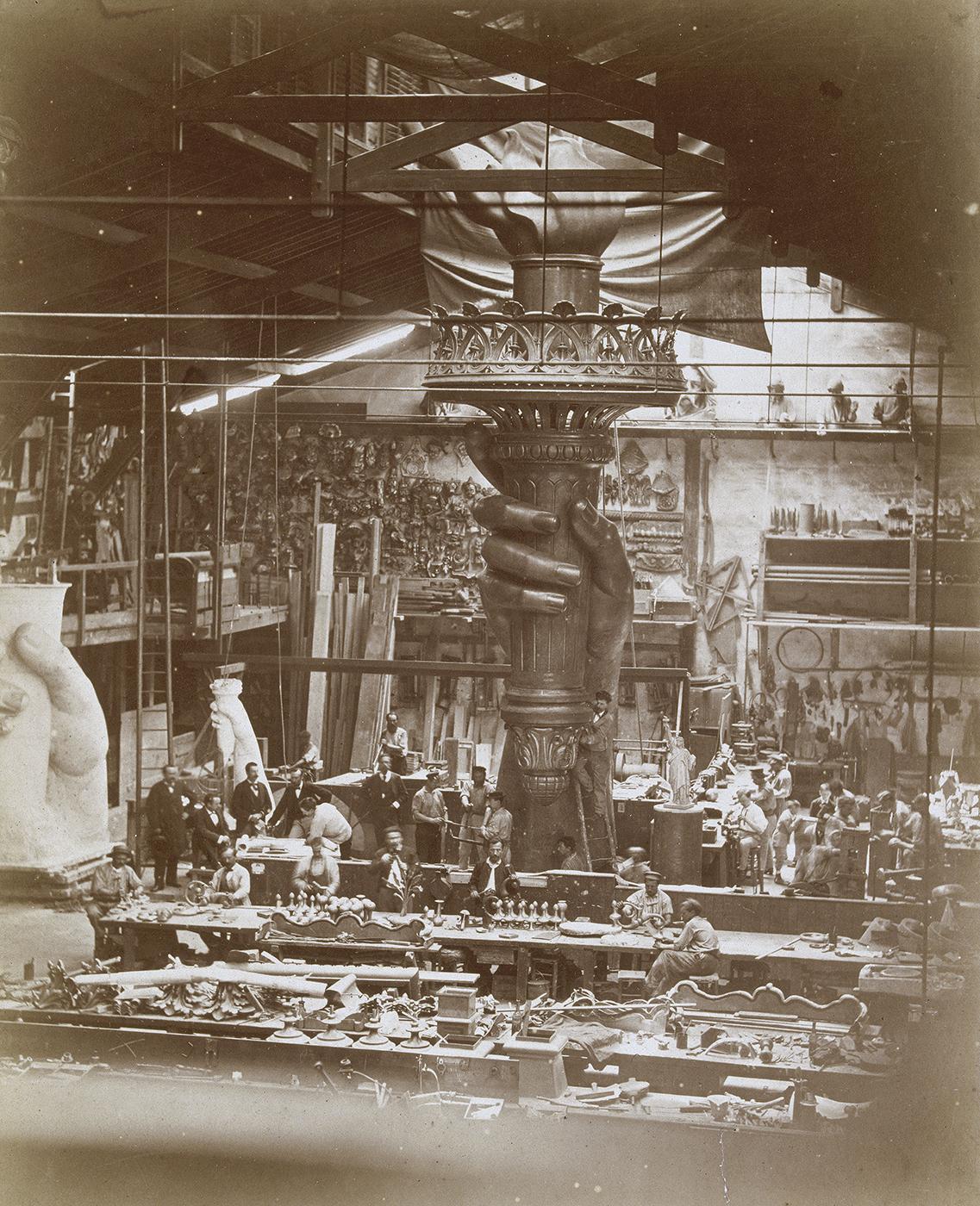 Vue intérieure des ateliers Monduit lors de la réalisation de la main de la statue de la Liberté en 1876.