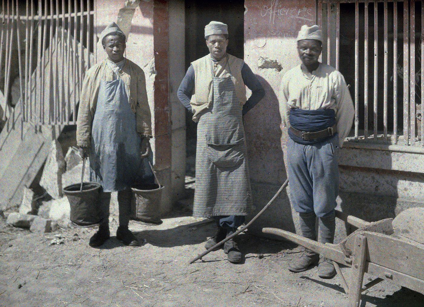 Un groupe de sénégalais : trois hommes en train de travailler.