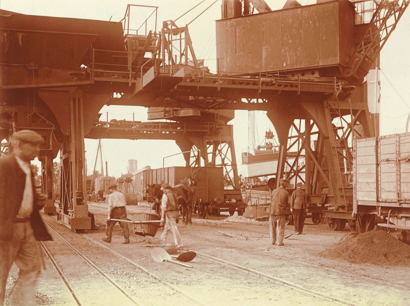 Ouvriers sur un chantier naval, port de La Rochelle.