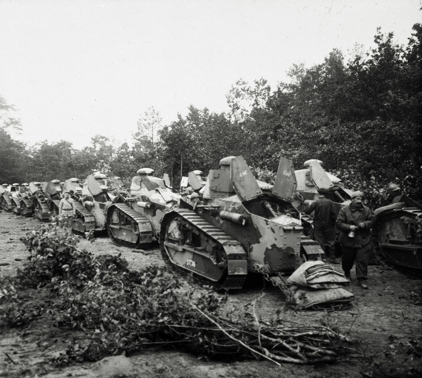 Une colonne de char Renault FT17 camouflés.