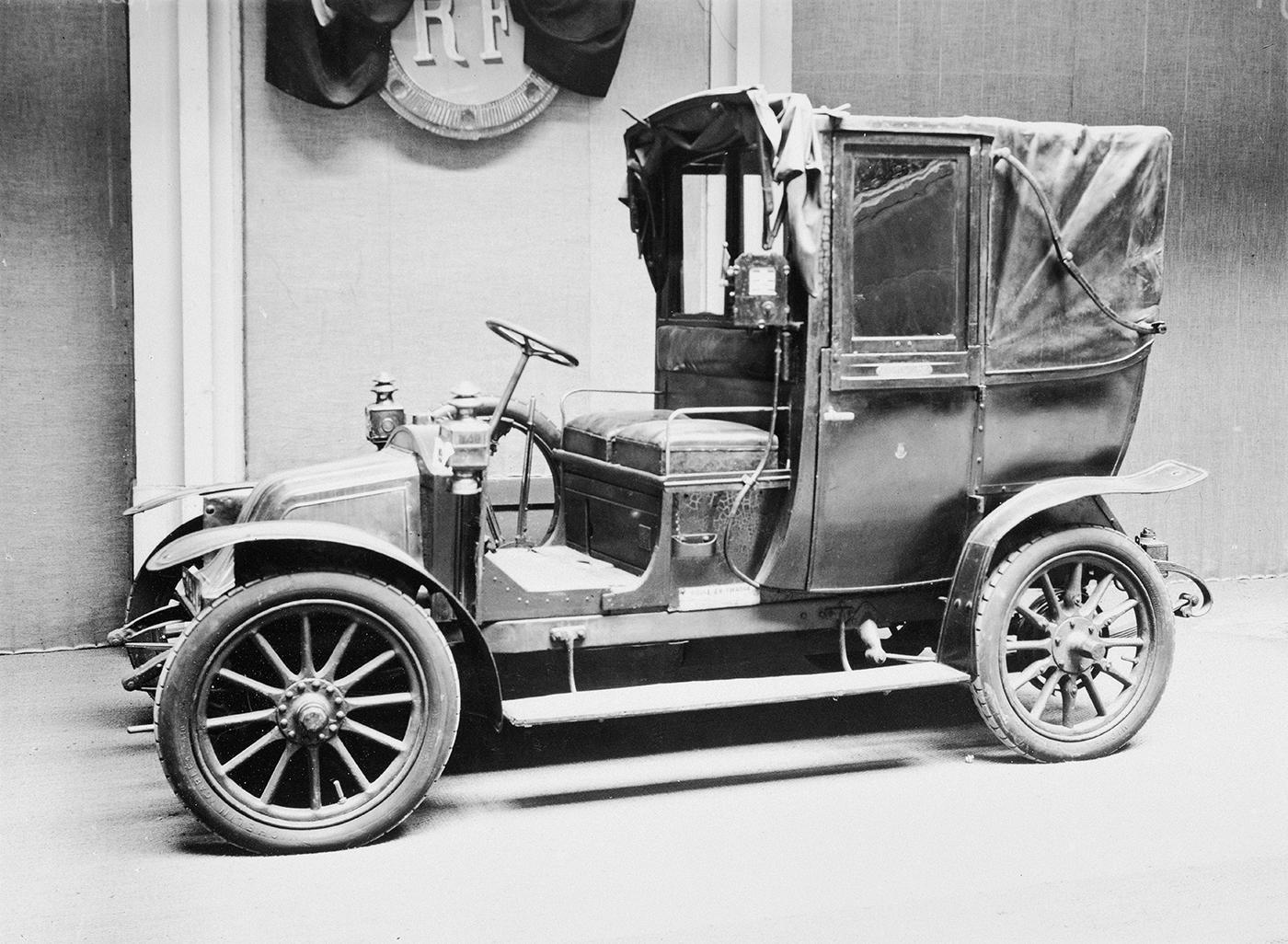Taxi "autoplace" Renault 1905.