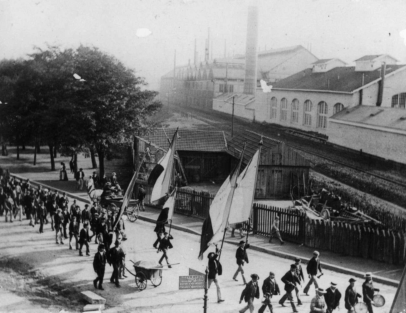 Le Creusot, grèves de 1899-1900 : défilé des grévistes en juin 1899.