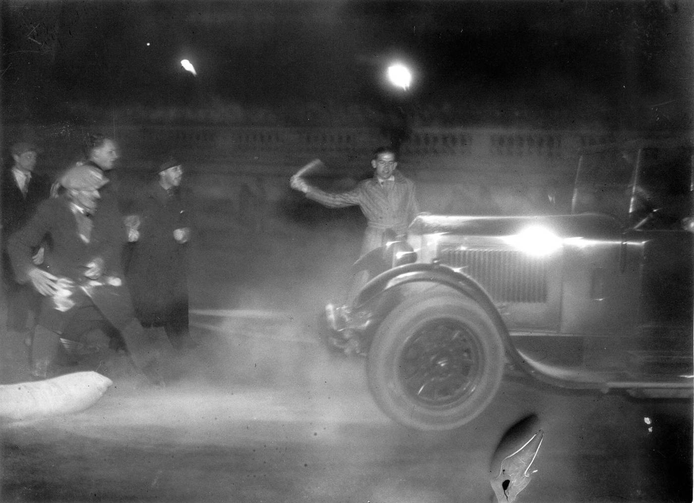 Émeute du 6 février 1934. Les manifestants attaquent une automobile