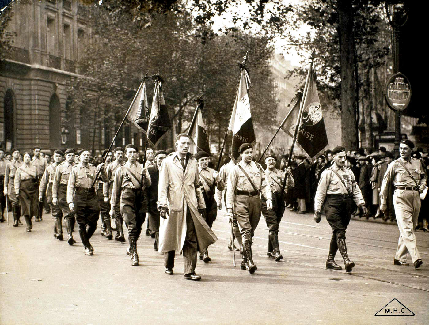 Défilé de membres de "Solidarité française" aux obsèques de Lucien Gariel
