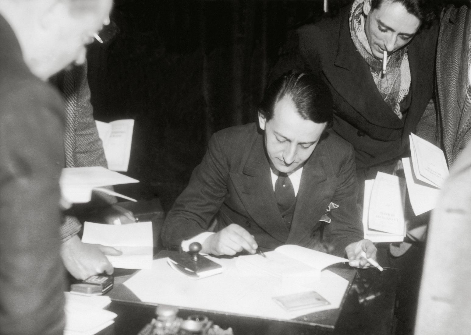 André Malraux dédicaçant son livre "La Condition humaine" après avoir reçu le prix Goncourt