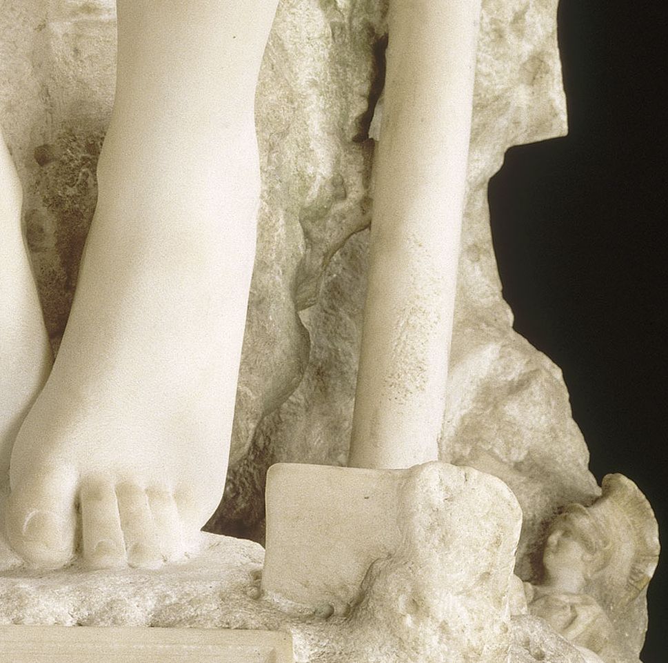 Tanagra tenant dans sa main La Danseuse au cerceau