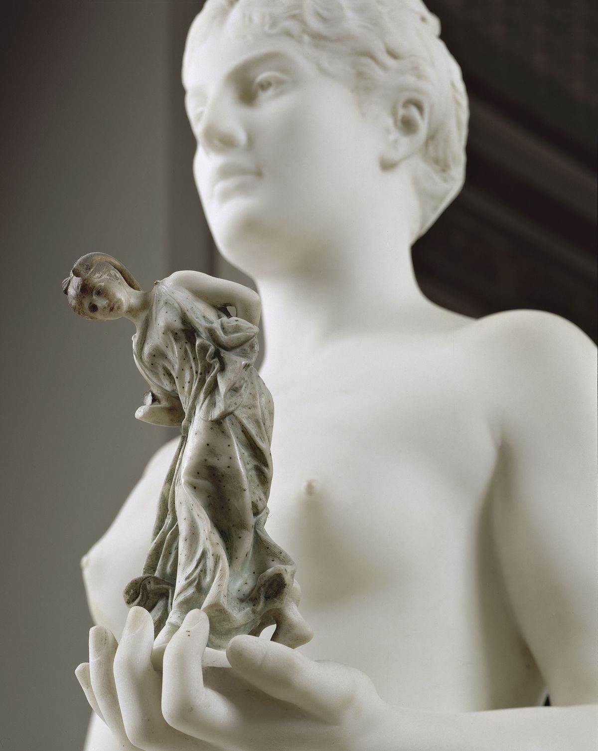 Tanagra tenant dans sa main La Danseuse au cerceau