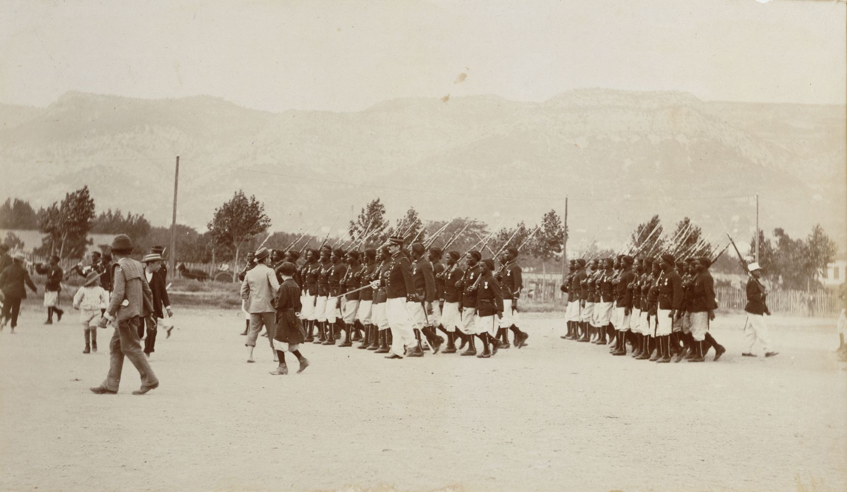 La compagnie de tirailleurs sénégalais du capitaine Mangin en manoeuvre, vers 1896-1899