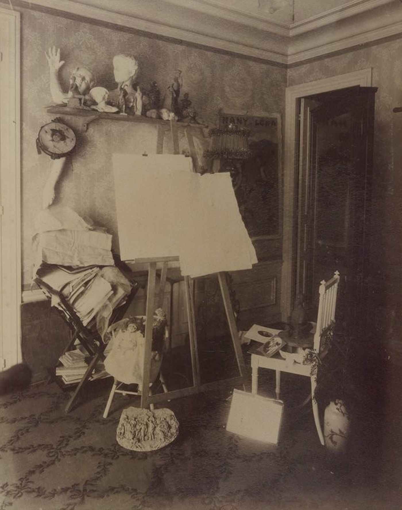 intérieur d'un atelier de sculpteur parisien féminin