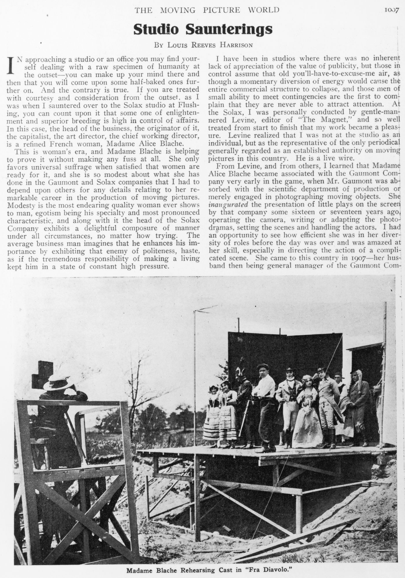 article et personnages sur une scène