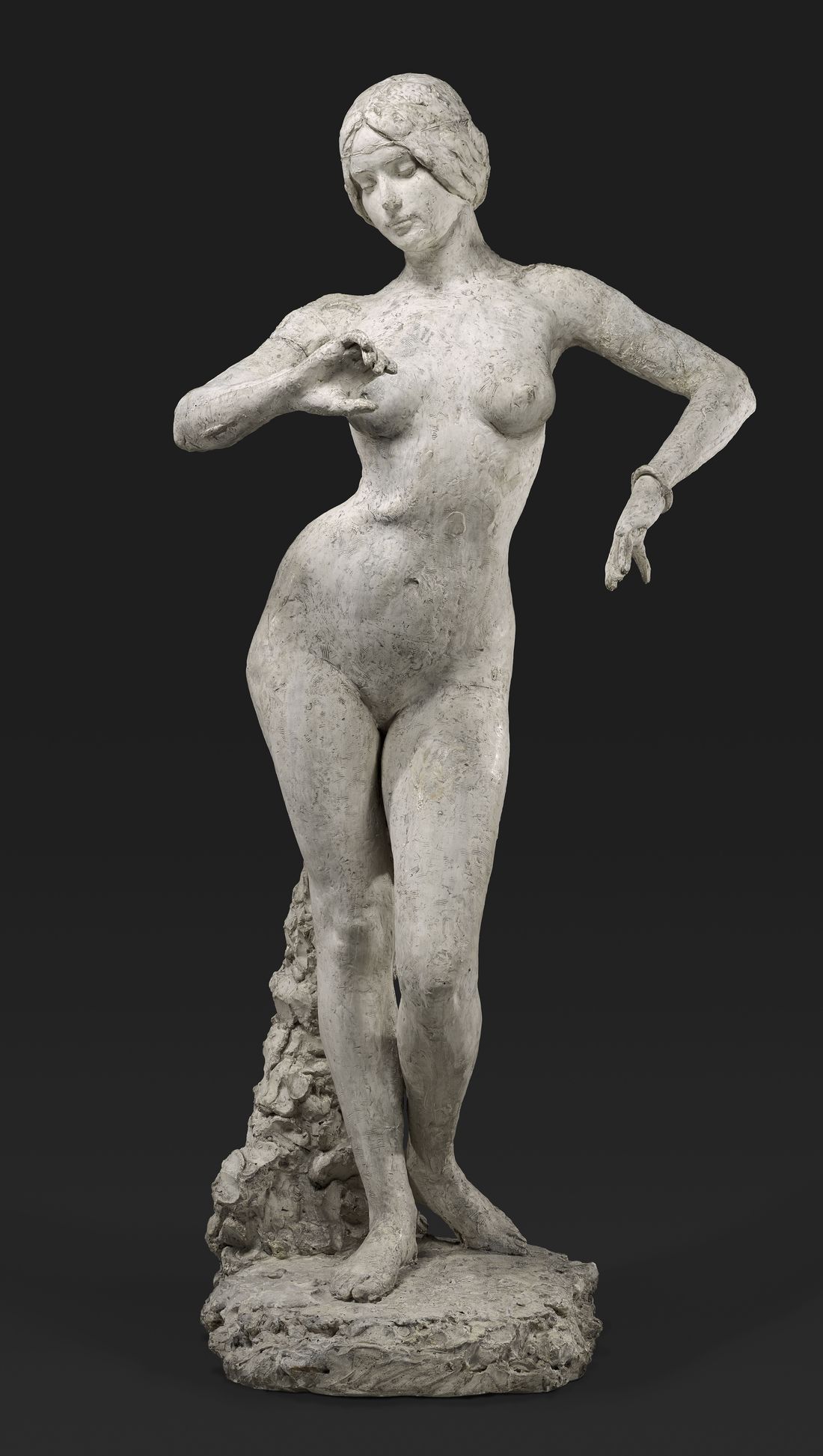 sculpture d'une femme nue dansant