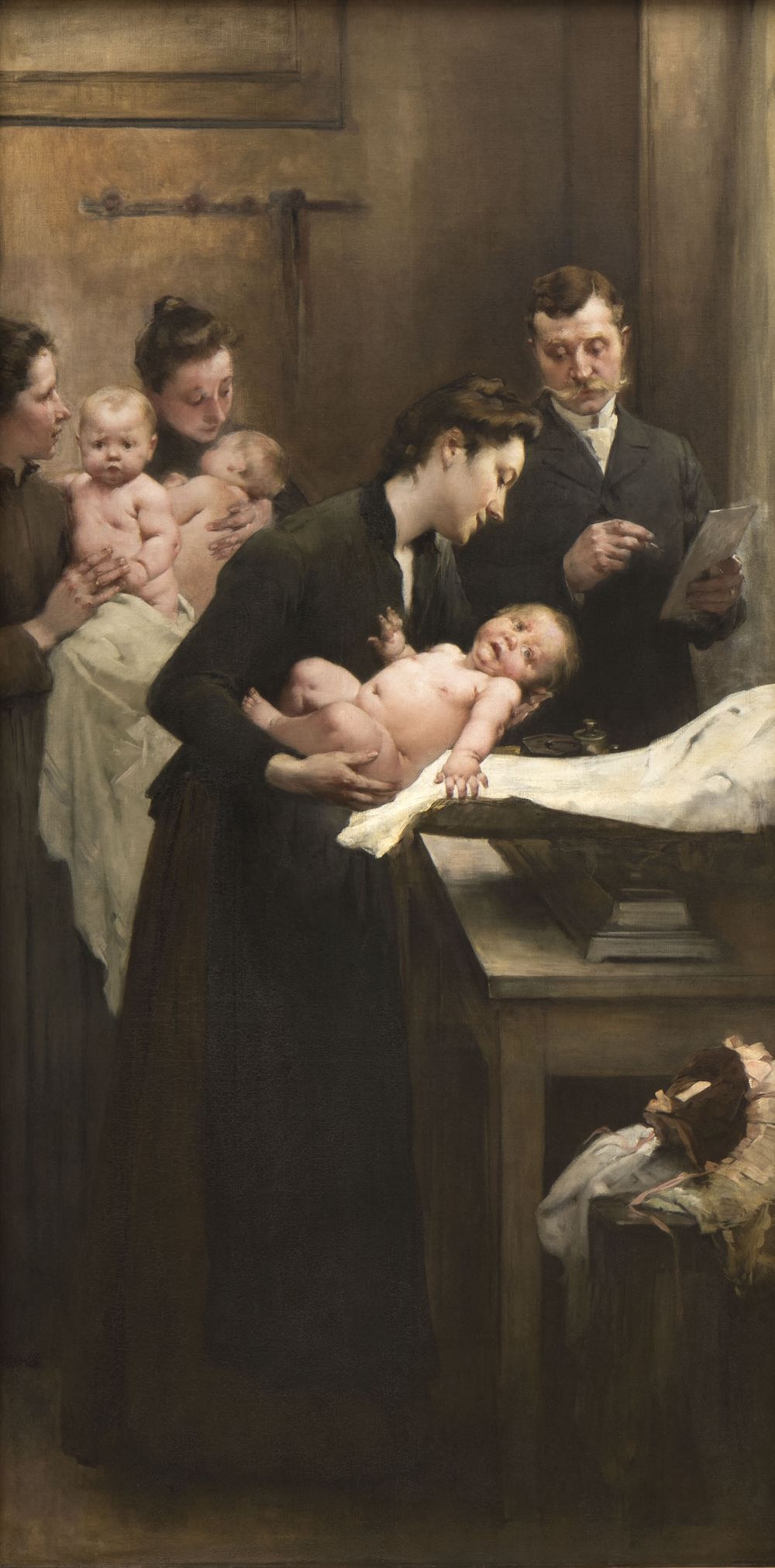 une mère pèse son enfant