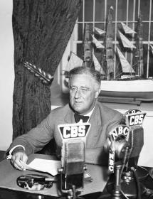 Franklin Delano Roosevelt devant des micros de la CBS