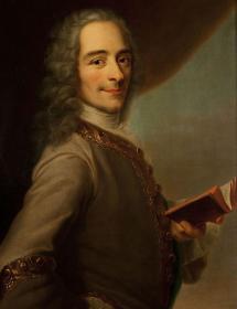 portrait de Voltaire avec un livre