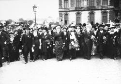 1914, Manifestation des suffragettes, Mme Séverine [en tête du cortège]