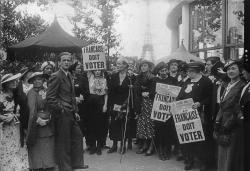 Exposition internationale des arts et techniques, Paris 1937 : manifestation pour le droit de vote des femmes françaises, devant le micro Louise Weiss