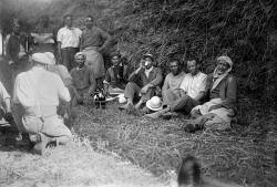 Ouvriers agricoles nord-africains faisant la moisson en France, vers 1939.