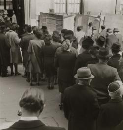 file d'attente devant un bureau de vote, lors des premières élections auxquelles les femmes sont invitées à participer. Paris, avril 1945.