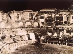 vue intérieure panoramique de l’amphithéâtre, partie centrale d’un photomontage, technique dans laquelle le photographe