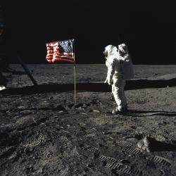 L'astronaute americain Edwin "Buzz" Aldrin fait ses premiers pas sur la Lune pres du drapeau americain le 20 (21) juillet 1969 lors de la mission lunaire Apollo 11