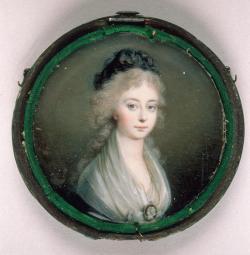 Les boucles poudrées de la jeune Marie-Thérèse Charlotte, future duchesse d'Angoulême dite Madame Royale, sont maintenues par un ruban assorti à la robe.